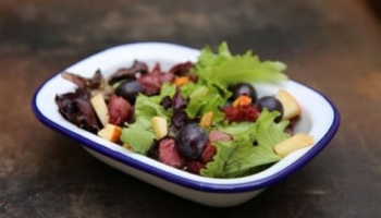 Salade au magret fumé, gésiers confits, raisins et pomme reinette
